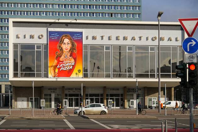 28.01.2022,Berlin,Deutschland,GER,Kino International an der Karl-Marx-Allee.Werbung für den Kinofilm Licorice Pizza.