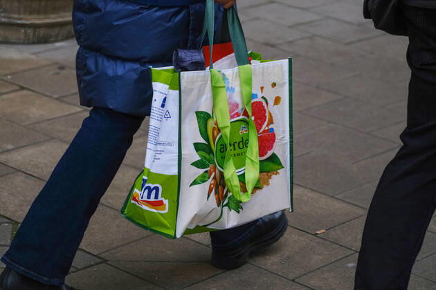 Düsseldorf 29.01.2022 DM Drogeriemarkt Drogerie Supermarkt Kunststofftasche Plastiktasche Einkaufstasche Düsseldorf Nordrhein-Westfalen Deutschland