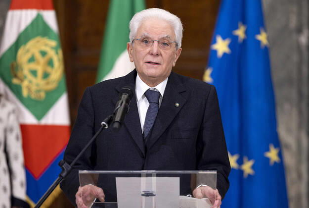 Bilder des Jahres 2022, News 01 Januar News Themen der Woche KW04 January 29, 2022, ROME: Re-elected Italian President, Sergio Mattarella, talks on the occasion of the communication of the outcome of the vote for his election of the President of the Republic at the Quirinale Palace in Rome, Italy, 29 January 2022. Sergio Mattarella was re-elected on the eighth ballot of MPs, Senators and regional representatives after seven inconclusive votes forced political parties to beg the outgoing head of state to rethink his retirement plans. The vote counters signalled to the 1,009 grand electors that the 80-year-old leftwing Christian, former minister and ex-Constitutional justice had reached the magic 505 vote mark, sparking a loud round of applause that lasted over four minutes. Mattarella got 759 votes out of - ZUMAa110 20220129_zaf_a110_031 Copyright: xQuirinalexPalacexPressxOffice Pax