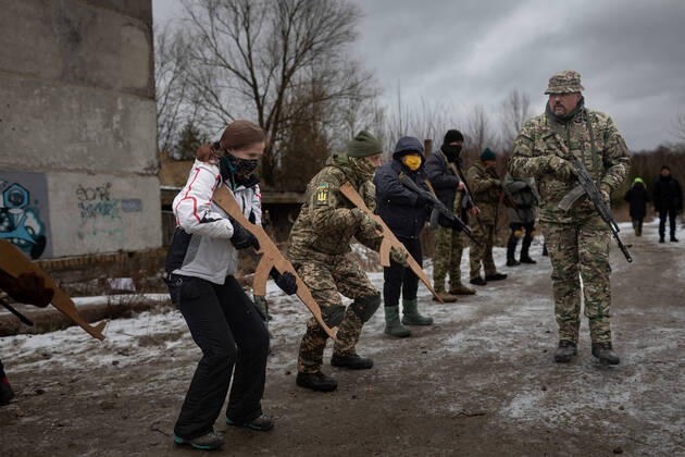 Bilder des Jahres 2022, News 01 Januar News Themen der Woche KW04 News Bilder des Tages Ukrainian Civilians Train to Defend Country As Russian military forces continue to mobilize on the Ukrainian border, Ukrainian reservists and civilians take part in training with Territorial Defense Forces just outside the capital city of Kyiv. Kyiv Ukraine Copyright: MichaalxNigro