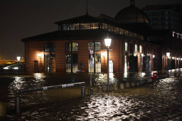 Bilder des Jahres 2022, News 01 Januar News Themen der Woche KW04 News Bilder des Tages Sturmtief Nadia tobt über Hamburg: Abgesoffene Fahrzeuge und Überfluteter Fischmarkt Sturmtief Nadia zog wie erwartet am Abend über weite Teile Norddeutschlands. Besonders betroffen waren wieder einmal Fahrzeuge am Elbufer die von der Sturmfut erwischt wurden. Mit mühe mussten Zahlreiche Einsatzkräfte der Feuerwehr die Fahrzeuge wieder aus dem Wasser ziehen. Norddeutschland, Hamburg, Sturmflut, Unwetter. Extremwetter, Hochwasser, Sturm, Orkan, Sturmtief, Wetterbild, Winter, Januar, Sturmtief Nadja, Hamburg Hamburg Deutschland Copyright: xMartinxDziadekx