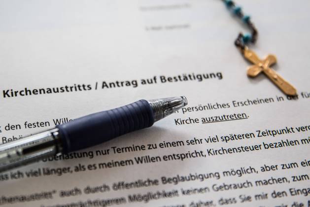 Bamberg, Deutschland 30. Januar 2022: Zeitgeschehen - Themenbild- Kirchenaustritt 30.01.2022 Auf einem Tisch liegt ein Formular für den Austritt aus der Kirche darauf liegt ein Kugelschreiber und eine Kette mit einem goldenen Kreuz. Bayern Copyright: xFotostandx xK.xSchmittx
