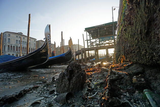 Bilder des Jahres 2022, News 01 Januar News Themen der Woche KW04 Italien, Niedrigwasser in Venedig Gondolas lying on the muddy bottom of the Grand Canal, near the Rialto bridge, due to the exceptional low tide that reached -55 cm on the middle sea, 29 January 2022.