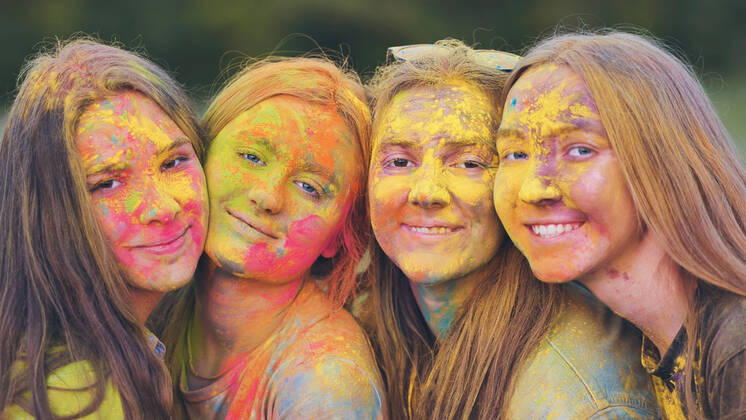 IMAGO Creative: Jahreszeit Sommer, Festivals Cheerful girls posing smeared in multi-colored powder. Cheerful girls posing smeared in multi-colored powder Copyright: xx 44013122