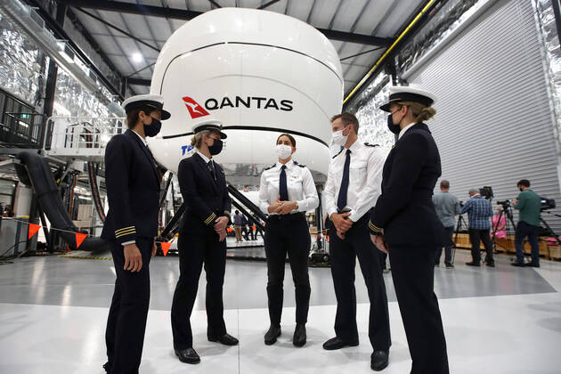 Bilder des Jahres 2022, News 01 Januar News Themen der Woche News Bilder des Tages QANTAS BRISBANE FLIGHT TRAINING CENTRE OPENING, Pilots speak during the official opening of the new Qantas Flight Training Centre in Brisbane, Monday, January 31, 2022. ( NO ARCHIVING, EDITORIAL USE ONLY, NO USE IN BOOKS WITHOUT CONSENT BRISBANE QLD AUSTRALIA  Copyright: xJONOxSEARLEx 20220131001618623650