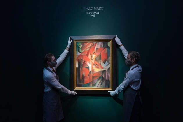 Bilder des Jahres 2022, Entertainment 01 Januar Entertainment Themen der Woche KW05 News Bilder des Tages Entertainment Bilder des Tages Christie s Classic Week In London LONDON, UNITED KINGDOM - JANUARY 31, 2022: Staff members hold The Foxes (1913) by Franz Marc, estimate on request (in the region of Â£35,000,000), during a photo call to present the centrepiece of the 20th 21st Century: London Evening Sale taking place on 1st March at Christie s auction house on January 31, 2022 in London, England. London Greater London United Kingdom  Copyright: xWIktorxSzymanowiczx originalFilename: szymanowicz-christie220131_nppTH.jpg