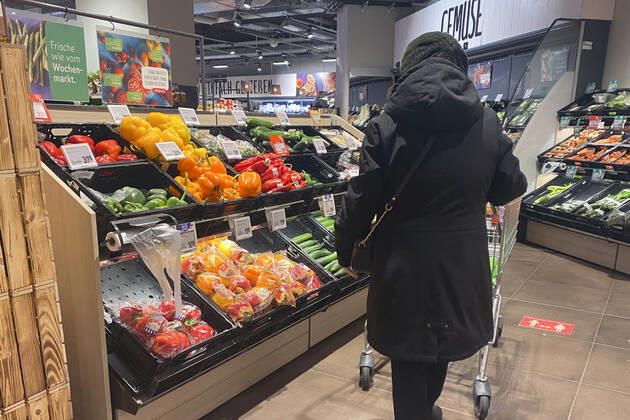 VERBRAUCHERPREISE: Inflation in Deutschland im Januar hoeher als erwartet.Eine Frau beim Einkauf in einem Supermarkt,sie steht vor der Gemuesetheke. Einkauf,Inflation,Verbraucherpreise,Teuerung,