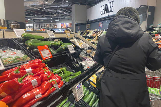 VERBRAUCHERPREISE: Inflation in Deutschland im Januar hoeher als erwartet.Eine Frau beim Einkauf in einem Supermarkt,sie steht vor der Gemuesetheke. Einkauf,Inflation,Verbraucherpreise,Teuerung,