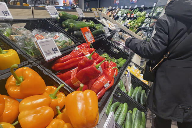 VERBRAUCHERPREISE: Inflation in Deutschland im Januar hoeher als erwartet.Eine Frau beim Einkauf in einem Supermarkt,sie steht vor der Gemuesetheke. Einkauf,Inflation,Verbraucherpreise,Teuerung,