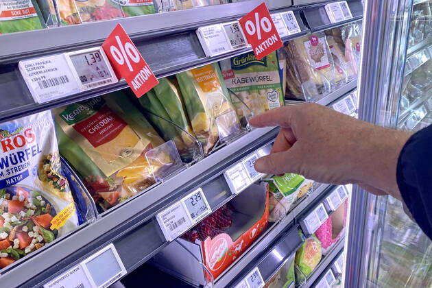 VERBRAUCHERPREISE: Inflation in Deutschland im Januar hoeher als erwartet.Preisschild,Preisaushang,Kuehltheke,Milchprodukte, Einkauf,Inflation,Verbraucherpreise,Teuerung,