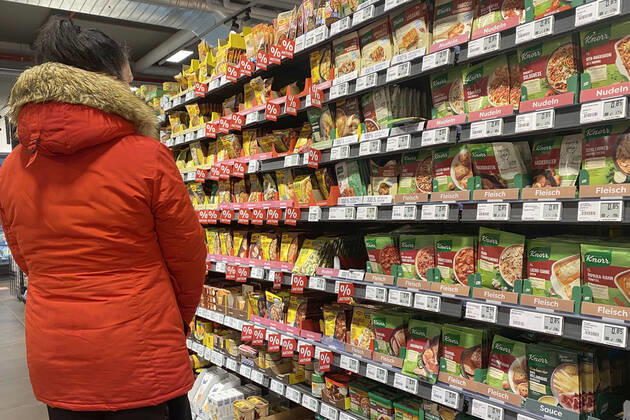 VERBRAUCHERPREISE: Inflation in Deutschland im Januar hoeher als erwartet. Eine Frau steht vor einem regal mit Fix Produkten und nd blickt gebannt auf die Preise, Preisschild,Preisaushang,Knorr,Maggi. Einkauf,Inflation,Verbraucherpreise,Teuerung,