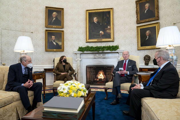 News Bilder des Tages February 1, 2022, Washington, District of Columbia, USA: United States President Joe Biden, right center, and US Vice President Kamala Harris, left center, meet with United States Senator Chuck Grassley (Republican of Iowa), Ranking Member, US Senate Committee on the Judiciary, left, and US Senator Dick Durbin (Democrat of Illinois), Chairman, US Senate Committee on the Judiciary, right, in the Oval Office of the White House in Washington, DC on Tuesday, February 1, 2022 Washington USA - ZUMAs152 20220201_zaa_s152_147 Copyright: xLeighxVogelx-xPoolxviaxCNPx