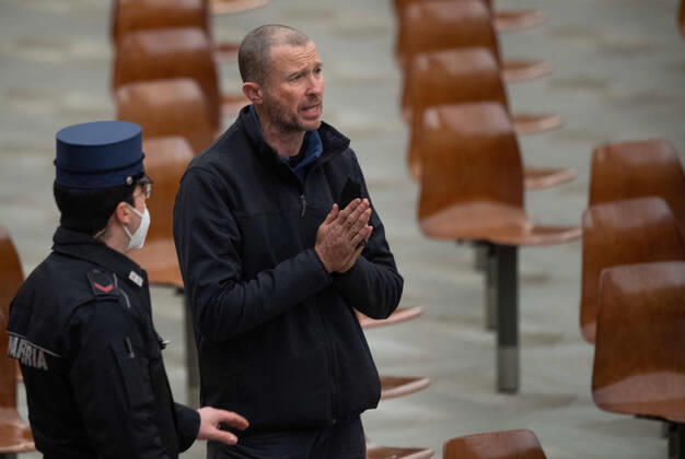 Bilder des Jahres 2022, News 02 Februar News Themen der Woche News Bilder des Tages Vatikan, Mann stört die Generalaudienz von Papst Franziskus February 2, 2022, VATICAN CITY: A man is escorted by the Vatican gendarmes, after shouted during Pope Francis weekly general audience in Paolo VI Hall at the Vatican, Vatican City, 2 February 2022. ANSA MAURIZIO BRAMBATTI VATICAN CITY - ZUMAa110 20220202_zaf_a110_048 Copyright: xMaurizioxBrambattix