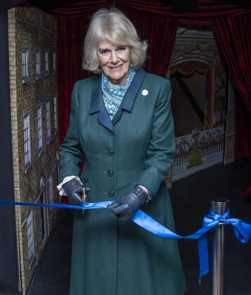 Bilder des Jahres 2022, Entertainment 02 Februar Entertainment Themen der Woche KW05 Entertainment Bilder des Tages . 02 02 2022. Rochester, United Kingdom. Camilla, Duchess of Cornwall, at the opening of a Charles Dickens exhibition in Rochester, Kent, United Kingdom.  xPoolx xi-Imagesx IIM-23065-0007