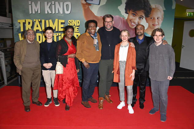 Bilder des Jahres 2022, Entertainment 02 Februar Entertainment Themen der Woche KW05 Entertainment Bilder des Tages Irshad Panjatan, Emil Mascheck, Sushila Sara Mai, Clemens Schaeffer, Roberto Blanco, Lars Montag, Annlis Krischke, Murali Perumal und Noah Lakmes bei der Premiere des Kinofilms Träume sind wie wilde Tiger im CinemaxX Halle. Halle (Saale), 02.02.2022 Foto:xF.xKernx xFuturexImage