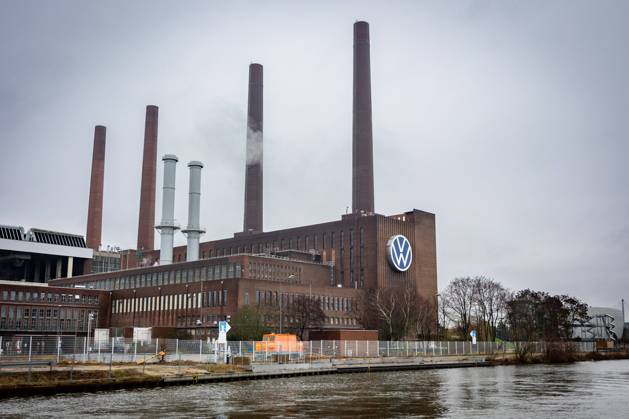 Das Logo des Automobilherstellers Volkswagen (VW) an einem FabrikgebâˆöÂßude in Wolfsburg, 03.02.2022. Wolfsburg Deutschland Copyright: xLeonxKuegeler photothek.dex