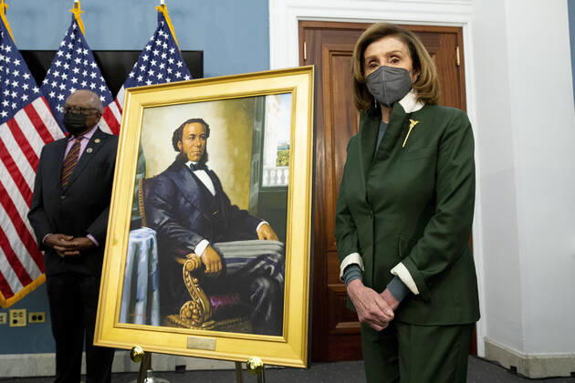 Bilder des Jahres 2022, News 02 Februar News Themen der Woche News Bilder des Tages February 3, 2022, Washington, District of Columbia, USA: Speaker of the United States House of Representatives Nancy Pelosi (Democrat of California), right, stands beside a portrait of Joseph H. Rainey, as US House Majority Whip James Clyburn (Democrat of South Carolina), left, looks on during an unveiling ceremony for the Joseph H. Rainey Room, in the US Capitol in Washington, DC, USA, 03 February 2022. Former US Representative Joseph H. Rainey (Republican of South Carolina) was the first black person to serve in the United States House of Representatives Washington USA - ZUMAs152 20220203_zaa_s152_206 Copyright: xMichaelxReynoldsx-xPoolxviaxCNPx