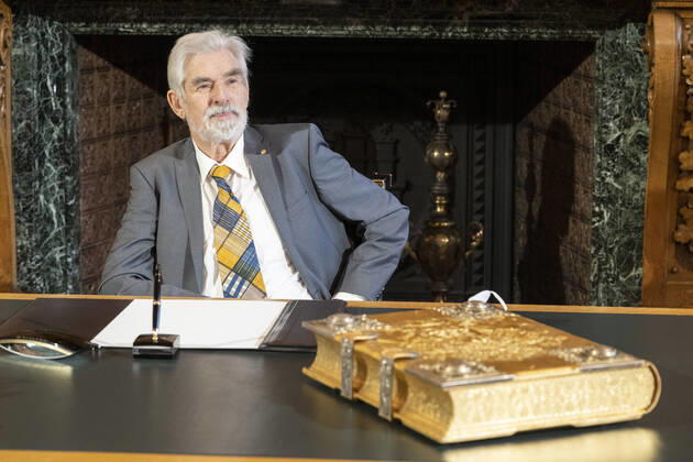 Bilder des Jahres 2022, News 02 Februar News Themen der Woche News Bilder des Tages Erster Bürgermeister Peter Tschentscher empfängt Nobelpreisträger Prof. Dr. Klaus Hasselmann zur Eintragung in das Goldene Buch im Hamburger Rathaus -;Erster Bürgermeister Peter Tschentscher empfängt Nobelpreisträger Prof. Dr. Klaus Hasselmann zur Eintragung in das Goldene Buch im Hamburger Rathaus -,