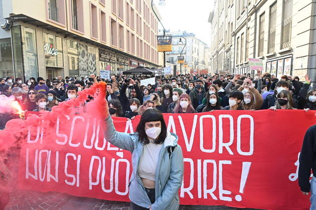 Bilder des Jahres 2022, News 02 Februar News Themen der Woche February 4, 2022, TURIN: A moment of the students demonstration in Turin, 4 February 2022. ANSA ALESSANDRO DI MARCO TURIN  - ZUMAa110 20220204_zaf_a110_080 Copyright: xAlessandroxDixMarcox