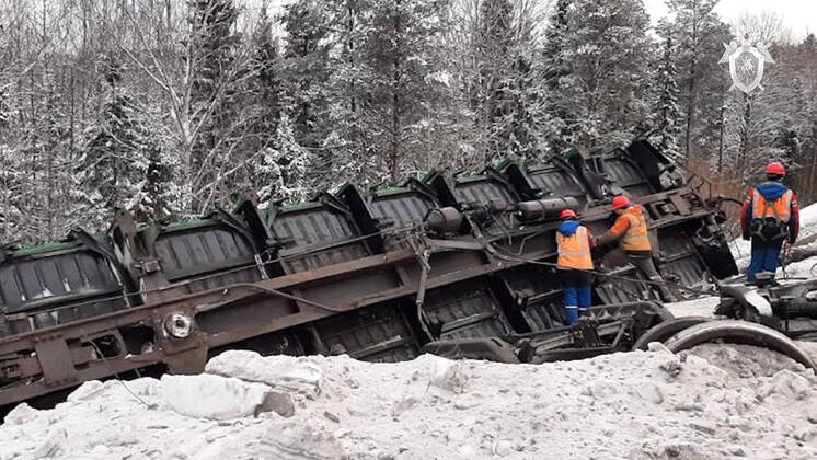 Bilder des Jahres 2022, News 02 Februar News Themen der Woche PERM TERRITORY, RUSSIA - FEBRUARY 4, 2022: A recovery operation is underway at the site of derailment of 18 coal cars at a section of the Trans-Siberian Railway in the Nytva District. No casualties have been reported; six trains are delayed, three are canceled. Best quality available. Central Interregional Investigation Department for Transport of the Russian Investigative Committee TASS THIS IMAGE WAS PROVIDED BY A THIRD PARTY. EDITORIAL USE ONLY  TS12143E