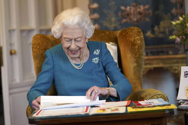 Entertainment Bilder des Tages . 04 02 2022. Windsor, United Kingdom. Queen Elizabeth II views a display of memorabilia and cards from her Golden and Platinum Jubilees at Windsor Castle, as she marks her 70th year on the throne on Sunday 6th February.  xPoolx xi-Imagesx IIM-23074-0003