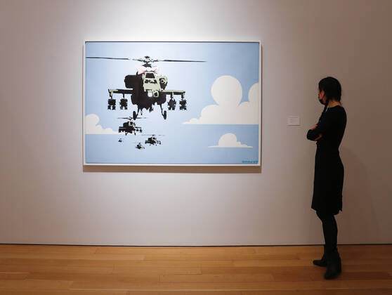 Bilder des Jahres 2022, Entertainment 02 Februar Entertainment Themen der Woche KW05 Happy Choppers by Banksy is on display from Christie s 20th 21st Century London Evening Sale: Shanghai to London at Christie s in New York City on Friday, February 4, 2022.  NYP20220204101 JohnxAngelillo