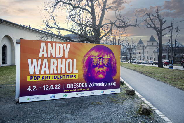 Bilder des Jahres 2022, Entertainment 02 Februar Entertainment Themen der Woche KW05 Entertainment Bilder des Tages Deutschland-Premiere der Ausstellung: Andy Warhol Pop Art Identities in der Zeitenströmung in Dresden. Die Ausstellung zeigt rund 130 Originalwerke des Pop-Art-Künstlers, darunter unveröffentlichte Filme, eine handsignierte 2-Dollar-Note sowie eine signierte Coca-Cola Flasche. Diese außergewöhnliche Auswahl an Originalkunstwerken in Verbindung mit spannenden Originalfilmen geben dem Besucher einen umfassenden Einblick in das Leben und Wirken von Andy Warhol, einem der einflussreichsten Künstler des 20. Jahrhunderts.