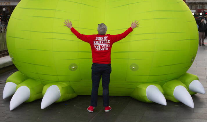 Bilder des Jahres 2022, Entertainment 02 Februar Entertainment Themen der Woche KW05 Entertainment Bilder des Tages February 5, 2022, London, England, United Kingdom: JOHNNY KNOXVILLE poses for photographers in front of a giant green phallus-shaped dinosaur in Leicester Square in promotion stunt for movie Jackass Forever. London United Kingdom - ZUMAs262 20220205_zip_s262_046 Copyright: xTayfunxSalcix