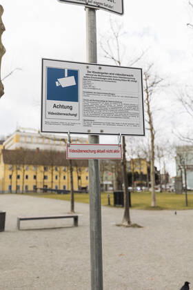 Aktuelles Bayern 2022-02-05, GER, Bayern, Passau: Aufgrund befürchteter unangemeldeter Proteste von Corona-Maßnahmen-Gegnern, wurde am Klostergarten die Videoüberwachtung deaktiviert. Die Proteste blieben aus.