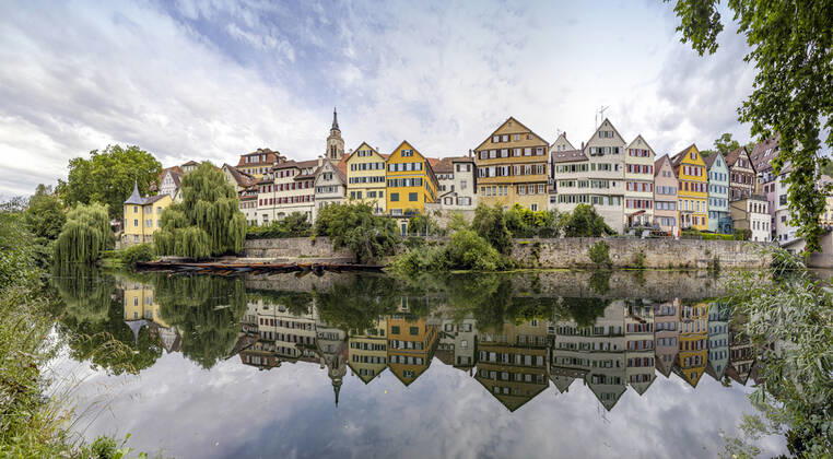 Neckarfront Tübingen mit Stiftskirche und Hölderlinturm (links). Tübingen, Baden-Württemberg, Deutschland.