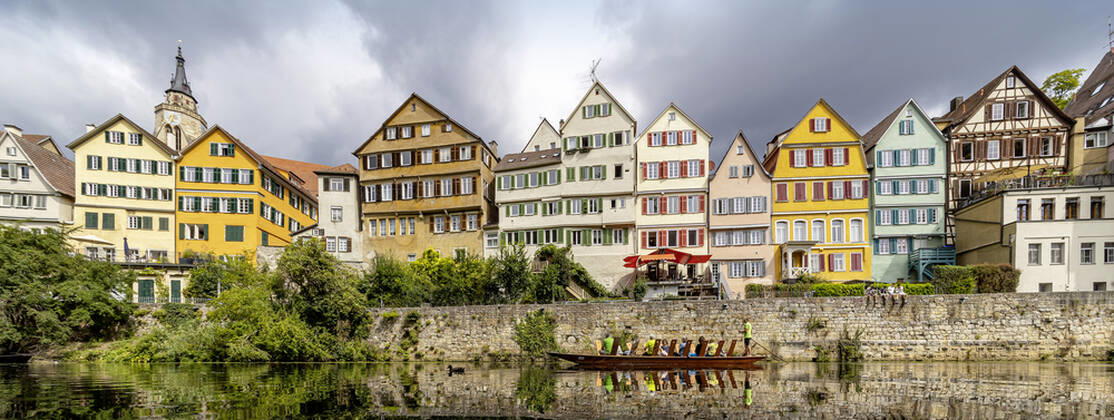 Neckarfront Tübingen mit Stiftskirche. Stocherkahn. Tübingen, Baden-Württemberg, Deutschland.