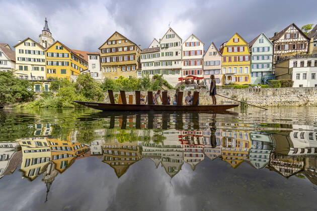Neckarfront Tübingen mit Stiftskirche. Stocherkahn. Tübingen, Baden-Württemberg, Deutschland.