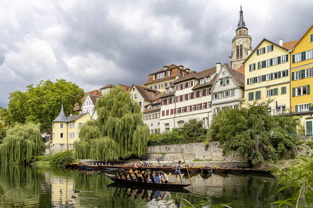 Neckarfront Tübingen mit Stiftskirche. Stocherkahn. Tübingen, Baden-Württemberg, Deutschland.