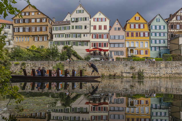Neckarfront Tübingen mit Stiftskirche. Stocherkahn. Tübingen, Baden-Württemberg, Deutschland.