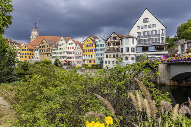 Neckarfront Tübingen mit Stiftskirche. Tübingen, Baden-Württemberg, Deutschland.