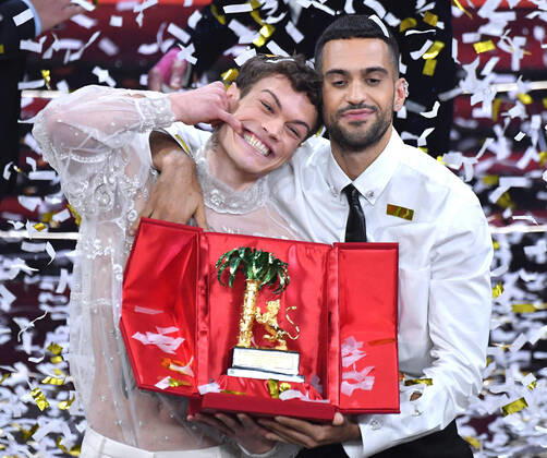 Bilder des Jahres 2022, Entertainment 02 Februar Entertainment Themen der Woche KW05 Entertainment Bilder des Tages February 6, 2022, SANREMO: Italian singers Blanco & Mahmoodon pose on stage at the Ariston theatre with the prize after winning the 72nd Sanremo Italian Song Festival, in Sanremo, Italy, 05 February 2022. The music festival runs from 01 to 05 February 2022. ANSA ETTORE FERRARI. SANREMO - ZUMAa110 20220206_zaf_a110_072 Copyright: xEttorexFerrarix