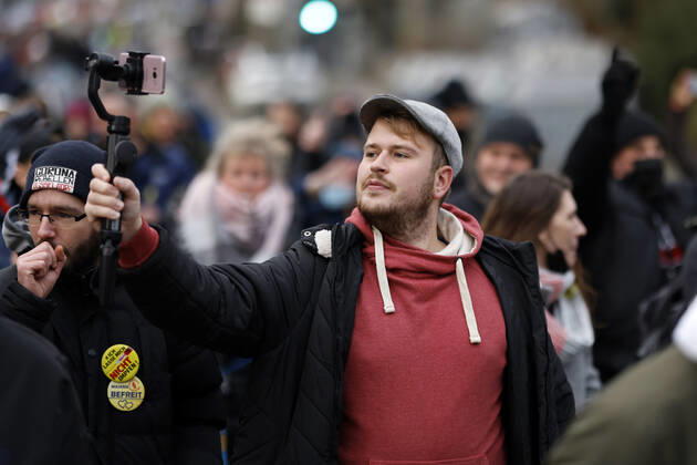 Aktivist Mann (Matthäus Westfal) bei einer angemeldeten Demo unter dem Motto Frieden, Freiheit, Selbstbestimmung - Freie Impfentscheidung . Wieder demonstrierten etwa 10.000 Gegner einer Impfpflicht mit einem Spaziergang gegen die Corona-Maßnahmen der Bundesregierung und für eine individuelle Impfentscheidung, Grundrechte und unversehrte Kinder - darunter auch viele Pflegekräfte, die wegen der Impfpflicht im Gesundheitsbereich ihren Job zu verlieren drohen. Düsseldorf, 05.02.2022 Foto:xC.xHardtx xFuturexImage