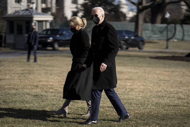 News Bilder des Tages February 6, 2022, Washington, District of Columbia, USA: United States President Joe Biden and first lady Dr. Jill Biden walk off Marine One from their weekend in Wilmington, Delaware, Sunday, February 6, 2022 in Washington DC Washington USA - ZUMAs152 20220206_zaa_s152_007 Copyright: xKenxCedenox-xPoolxviaxCNPx