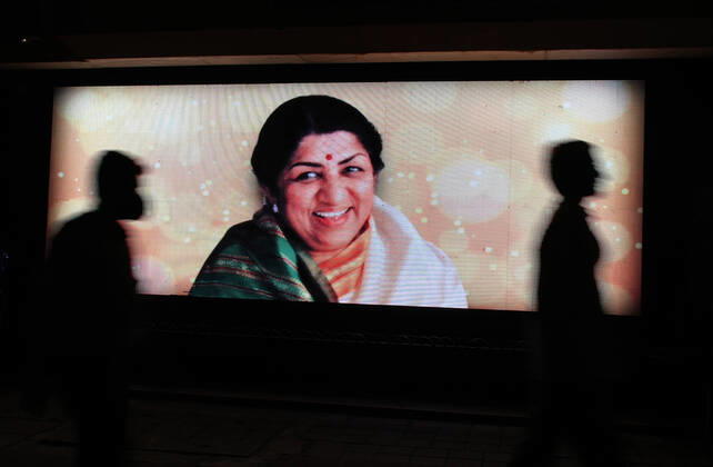 Bilder des Jahres 2022, Entertainment 02 Februar Entertainment Themen der Woche KW05 Entertainment Bilder des Tages February 6, 2022, Mumbai, Maharashtra, India: People walk past a LED display of legendary singer Lata Mangeshkar who passed away in Mumbai..The legendary singer was hospitalised and taken to an Intensive Care Unit (ICU) as her health deteriorated. she passed away on 6th February 2022 at the age of 92. Mumbai India - ZUMAs197 20220206_zaa_s197_287 Copyright: xAshishxVaishnavx