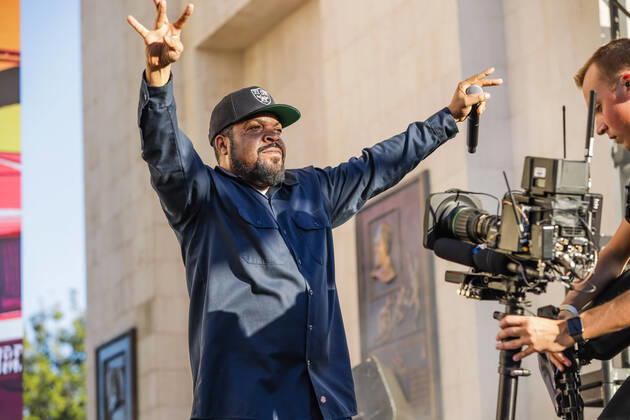 Bilder des Jahres 2022, Entertainment 02 Februar Entertainment Themen der Woche KW05 Entertainment Bilder des Tages February 6, 2022, Los Angeles, California, USA: Hip-hop artist Ice Cube entertains the fans at NASCAR s Clash at The Coliseum Los Angeles USA - ZUMAs215 20220206_zap_s215_009 Copyright: xAlexanderxSeyumx