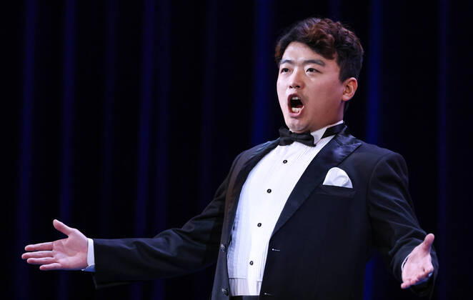 Bilder des Jahres 2022, Entertainment 02 Februar Entertainment Themen der Woche KW05 Entertainment Bilder des Tages MOSCOW, RUSSIA - FEBRUARY 6, 2022: Baritone Gyungmin Gwon of South Korea performs during the final of the Competizione dell Opera, an annual international singing contest of Italian Opera, at the Bolshoi Theatre. The Competizione dell Opera, which was founded in 1996 by German cultural manager Hans-Joachim Frey, is aimed at helping young opera singers at the start of their careers. In this season, the contest celebrates its 25th anniversary. Artyom Geodakyan TASS  TS121B0E