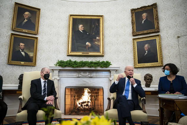 News Bilder des Tages February 7, 2022, Washington, District of Columbia, USA: United States President Joe Biden, right, meets with Chancellor Olaf Scholz of Germany, left, in the Oval Office of the White House in Washington, DC, on Monday, February 7, 2022 Washington USA - ZUMAs152 20220207_zaa_s152_001 Copyright: xAlxDragox