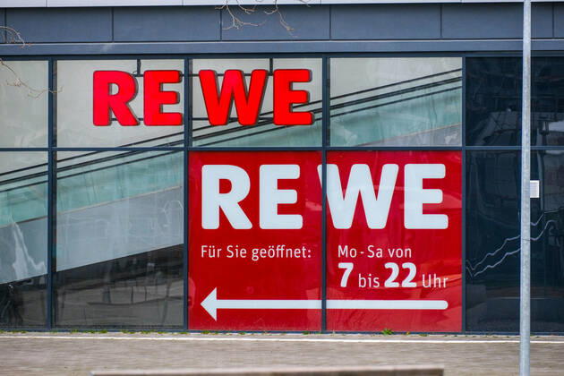 Düsseldorf 08.02.2022 Rewe Lebensmittel Discounter Supermarkt Düsseldorf Nordrhein-Westfalen Deutschland
