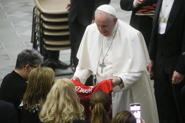 Bilder des Jahres 2022, Entertainment 02 Februar Entertainment Themen der Woche KW06 Entertainment Bilder des Tages Vatican, Dolores dos Santos Viveiros, Mutter von Cristiano Ronaldo, schenkt dem Papst ein Trikot February 9, 2022, VATICAN CITY, VATICAN: Pope Francis receives the jersey of Manchester Utd s striker Cristiano Ronaldo from his mother Maria Dolores dos Santos Viveiros da Aveiro during his weekly General Audience inside of Paul VI Hall, Vatican City, 09 February 2022..ANSA FABIO FRUSTACI VATICAN CITY VATICAN - ZUMAa110 20220209_zaf_a110_003 Copyright: xFabioxFrustacix