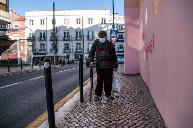 February 7, 2022, Lisbon, Portugal: A man wearing a face mask as a preventive measure against the spread of coronavirus walks along the street in the historic neighborhood of Graca, Lisbon. Portugal s official records include a total of 2,915,971 confirmed cases of COVID-19 and 20,222 fatalities since the beginning of the pandemic. Lisbon Portugal - ZUMAs197 20220207_zaa_s197_496 Copyright: xJorgexCastellanosx