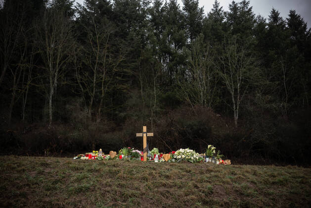 Bilder des Jahres 2022, News 02 Februar News Themen der Woche KW06 News Bilder des Tages Die Gedenkstätte für die beiden am 31. Januar 2022 getöteten Polizisten Yasmin B. und Alexander K. an der Kreisstraße 22 zwischen Ulmet und Mayweilerhof im Landkreis Kusel 10 Tage nach der Tat