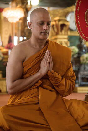 February 10, 2022, Bangkok, Thailand: Famous Indian actor Gagan Malik, prays during the Buddhist monk ordination at Wat That Thong in Bangkok..Famous Indian actor Gagan Malik, well known for his role as Lord Buddha in the Sri Lankan film Sri Siddhartha Gauthama and for which he won the Best Actor Award in the World Buddhist Film Festival organized by the United Nations in 2014. Bangkok Thailand - ZUMAs197 20220210_zaa_s197_059 Copyright: xPeeraponxBoonyakiatx