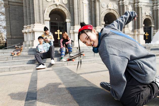 IMAGO Creative: Internationaler Frauenmonat, Geschlechterrollen aufbrechen Young people skateboarding China, 08 03 2019, model released, Copyright: xViewxStockx, cpmh-178470f07w.jpg, Skateboard,Skateboarding,Young Adult,Hip Hop,Women,Men,Four People,Couple,Friendship,Modern,Casual Clothing,Young Women,Young Men,Asia,East Asia,Asian and Indian Ethnicities,Chinese Ethnicity,People,Horizontal,Togetherness,Adult,Oriental Ethnicity,Color Image,Photography,Physical Stance,Posture,Fashion,Cool,china,Outdoors,Day,Architecture,Beijing,Street,Steps,Hip-hop,Punk,Teamwork,College Student,Adolescence,alternative lifestyle,Moving Activity,Skill,20-24 Years,25-29 Years Copyright: xViewxStockx