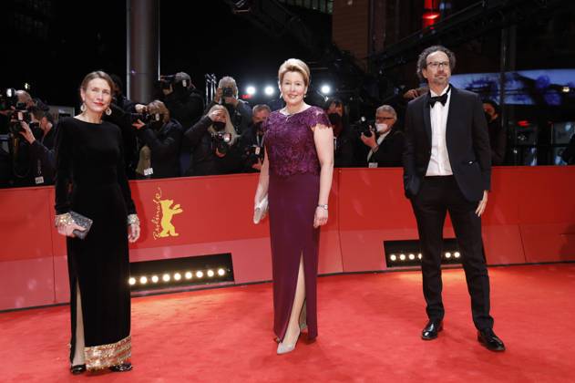 Bilder des Jahres 2022, Entertainment 02 Februar Entertainment Themen der Woche KW06 Mariette Rissenbeek, Franziska Giffey und Carlo Chatrian bei der Festivaleröffnung mit der Premiere des Kinofilms Peter von Kant auf der Berlinale 2022 72. Internationale Filmfestspiele Berlin im Berlinale Palast. Berlin, 10.02.2022 Foto:xD.xBedrosianx xFuturexImage