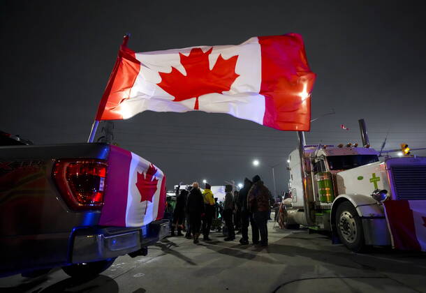Bilder des Jahres 2022, News 02 Februar News Themen der Woche KW06 News Bilder des Tages February 10, 2022, WINDSOR, ON, CANADA: Truckers and supporters block the access leading from the Ambassador Bridge, linking Detroit and Windsor, as truckers and their supporters continue to protest against the COVID-19 vaccine mandates and restrictions in Windsor, Ont., on Thursday, February 10, 2022. WINDSOR CANADA  - ZUMAc35_ 20220210_zaf_c35_002 Copyright: xNathanxDenettex